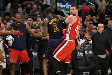 开云-机器人都急了！范德彪&amp;祖巴茨冲突时 情绪稳定的小卡难得面目狰狞